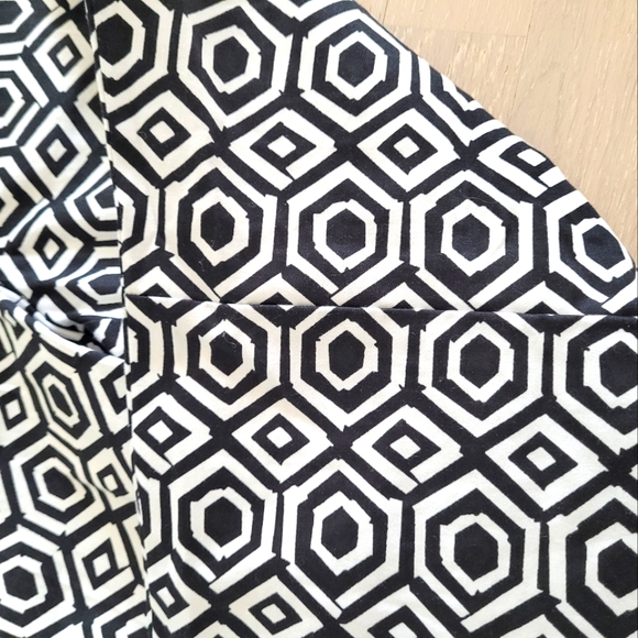 Ann Taylor Signature Size 8 pants black and white - Picture 2 of 7